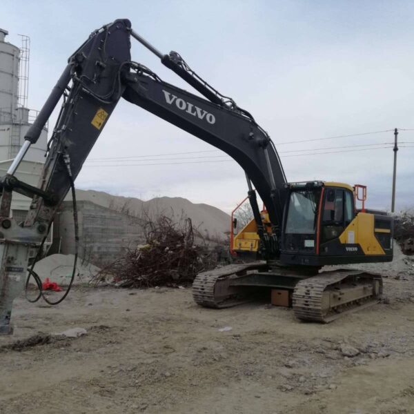 Excavator-VOLVO-EC-250-EL-30.000-KG-picon-Hammer-HM-1500-1.500-kg-600x600.jpeg