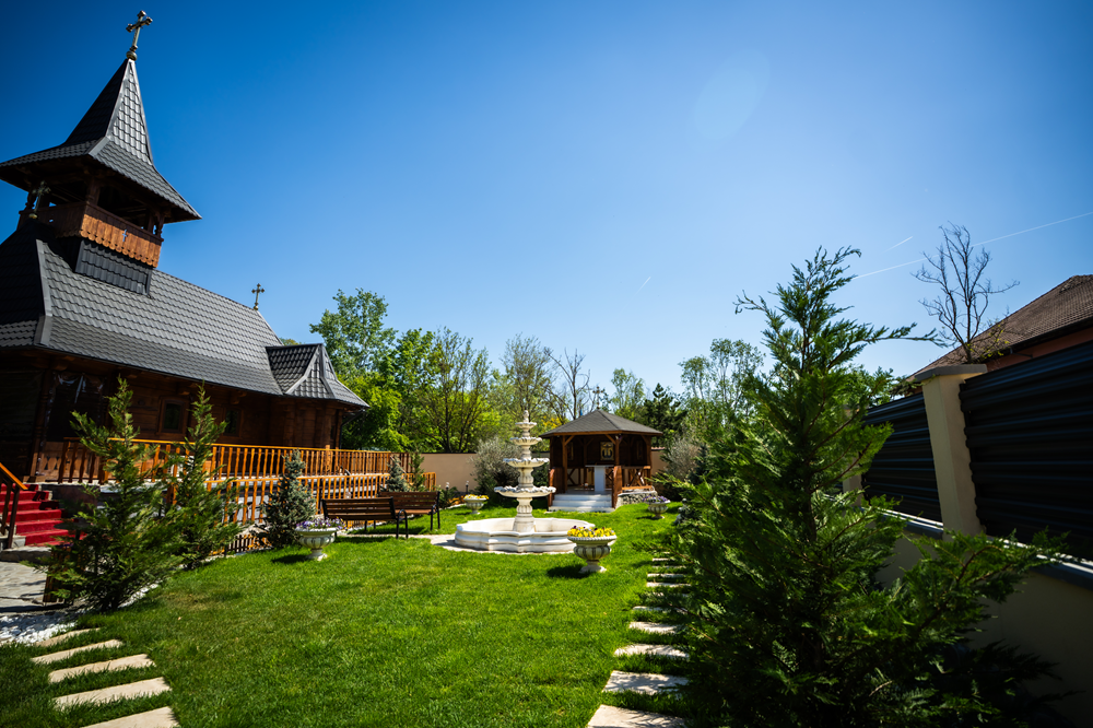 biserica-tamasi-curte-exterioara-forest-2.png