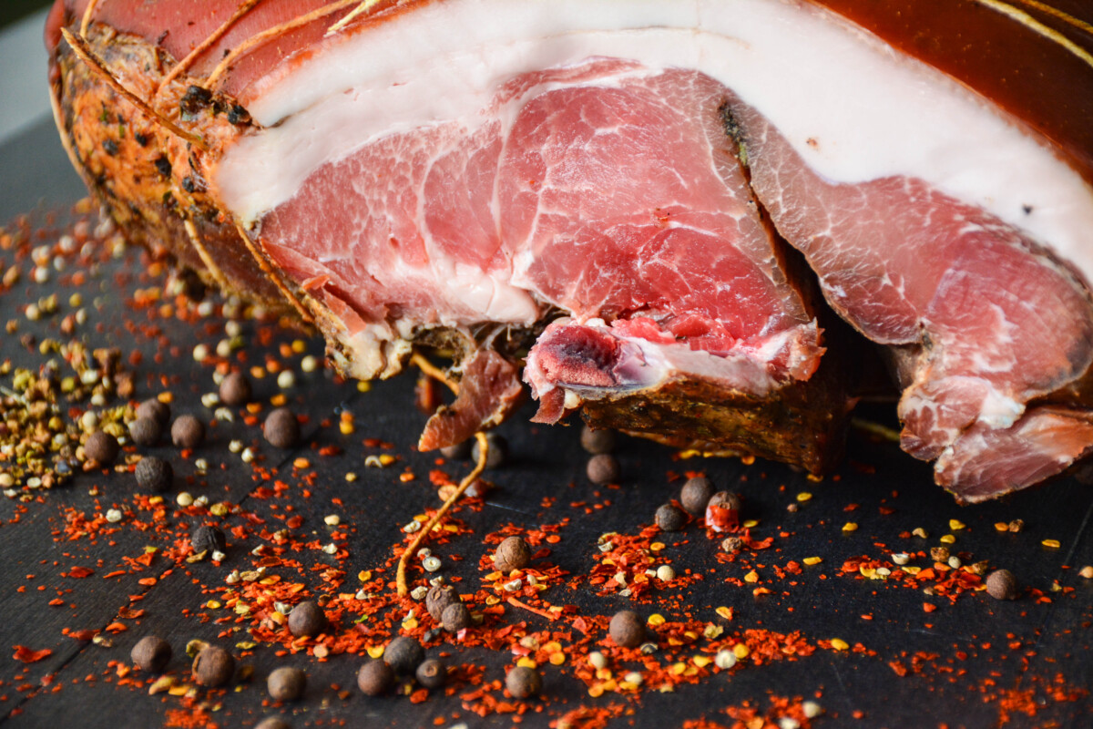 Jambon crud uscat și afumat