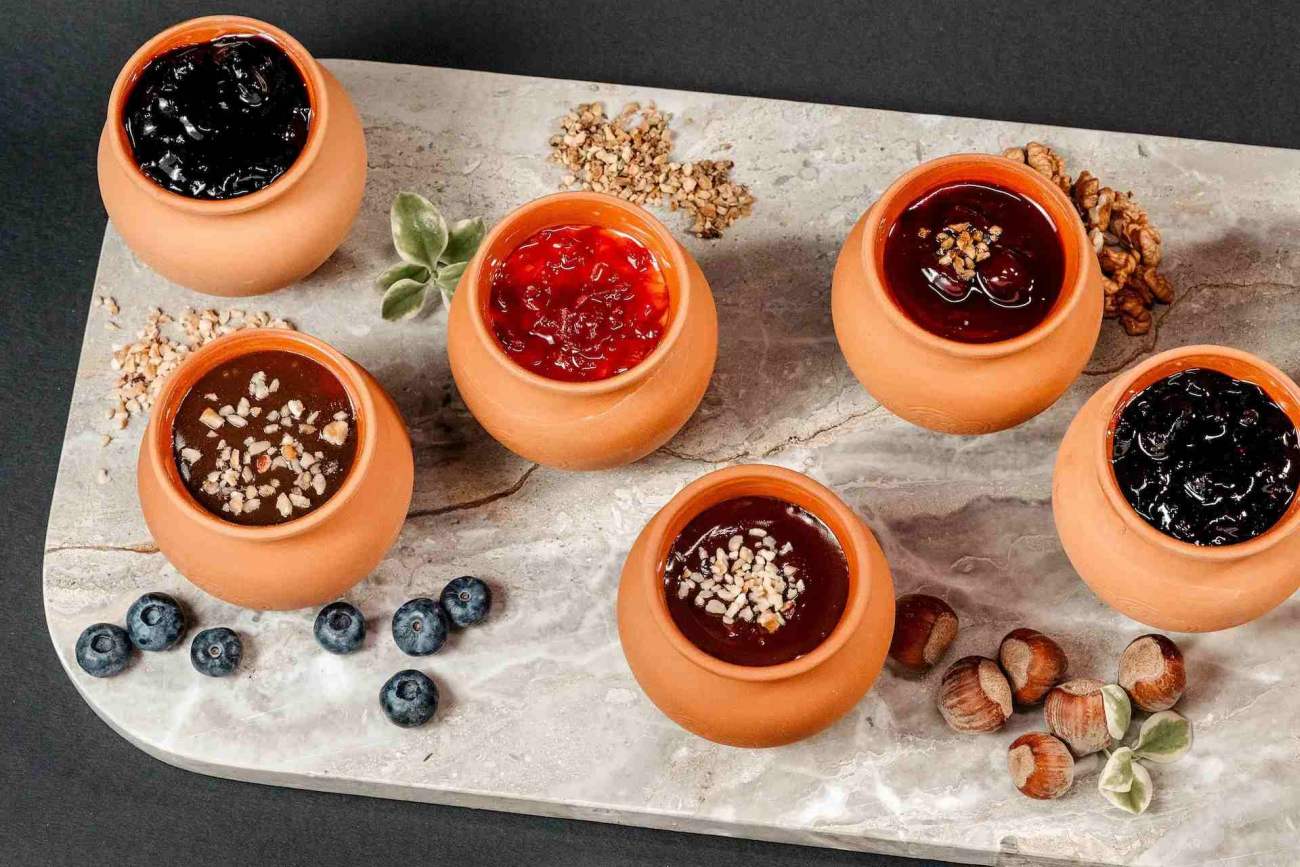 Înghețată artizanală în vase ceramice