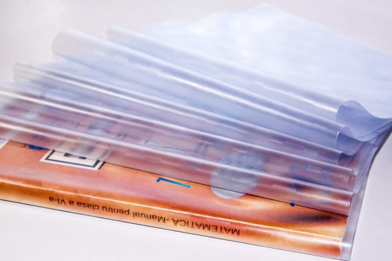 Gama completa de coperti pentru imbracat rechizitele scolare.